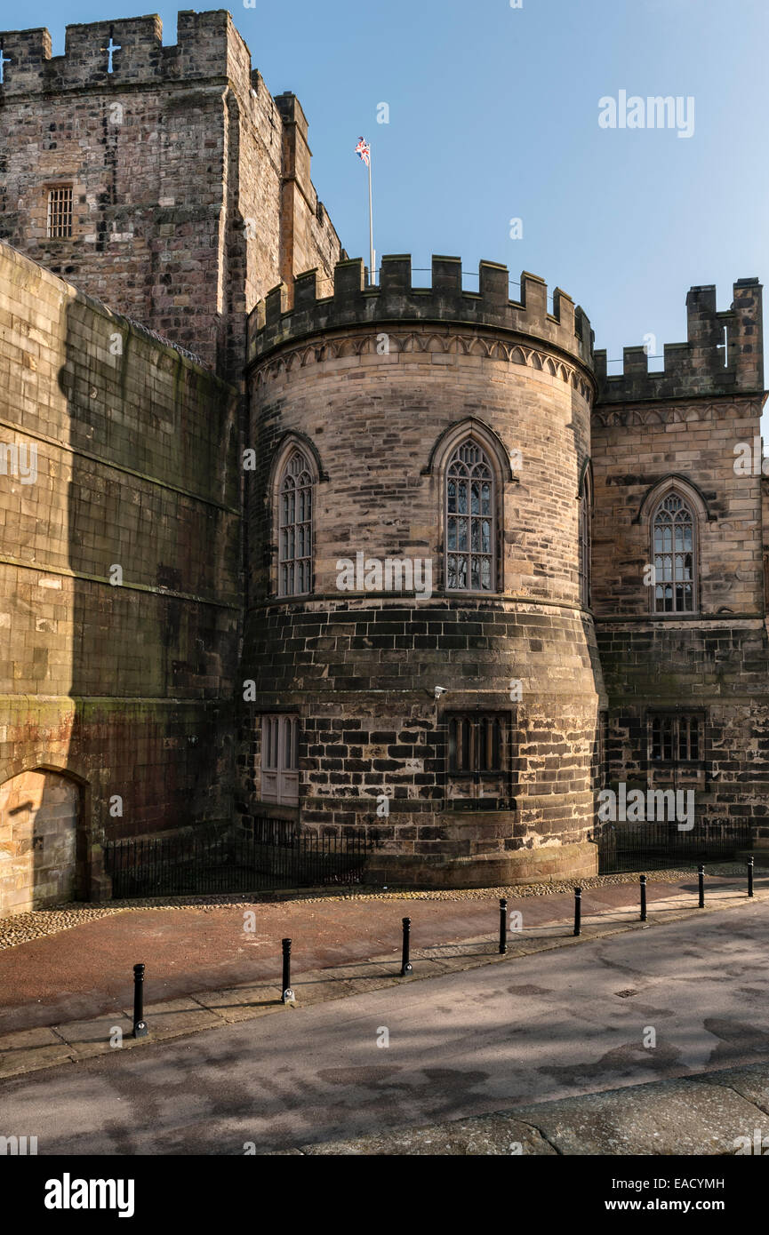 Lancaster Castle, Lancashire, Regno Unito. Un dettaglio dell'esterno, che mostra le mura e le torri medievali a castellatura Foto Stock