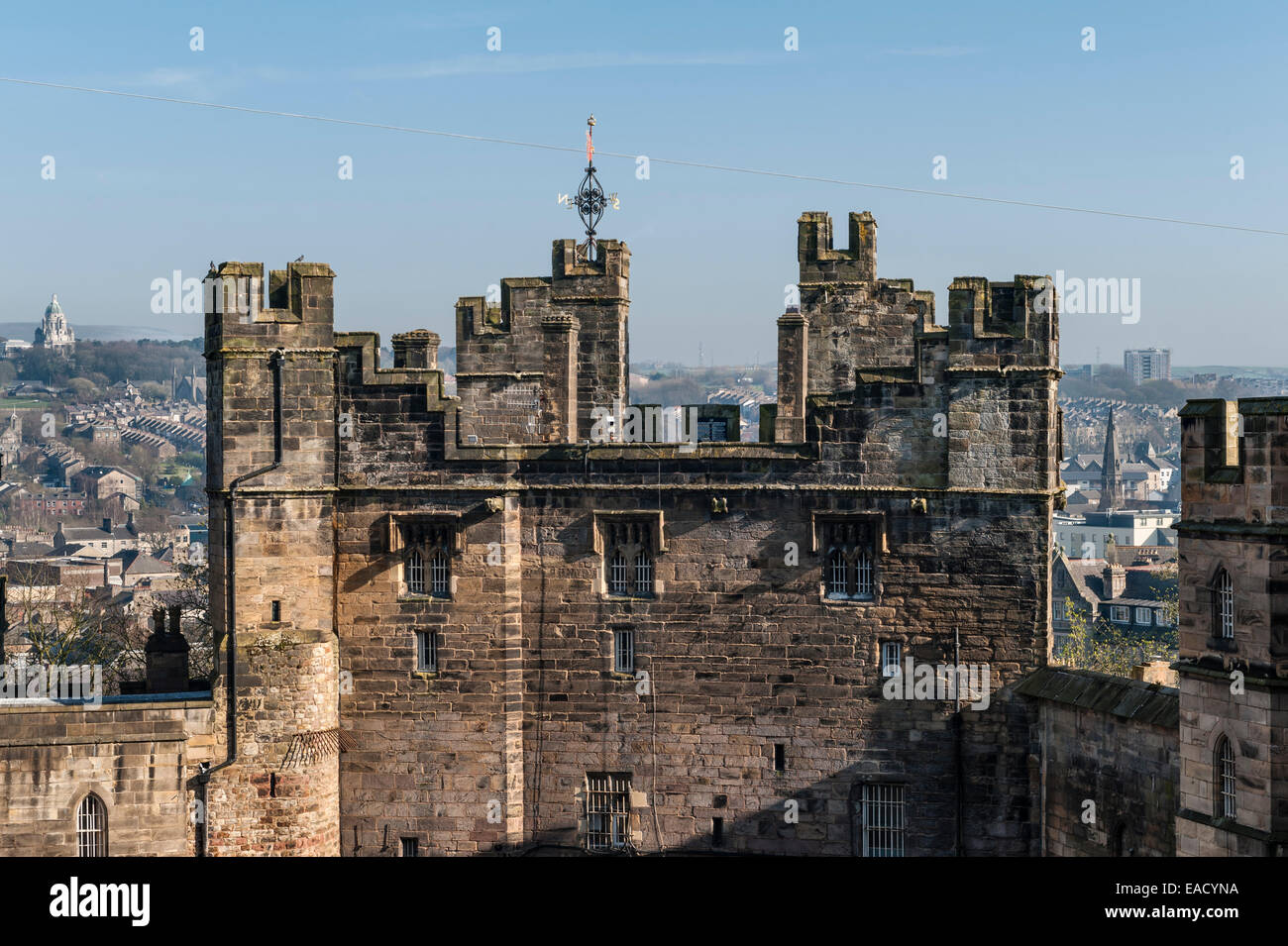 Lancaster Castle, Lancashire, Regno Unito. La 15c gatehouse (John O'Gaunt's Tower), con l'Ashton Memorial a distanza Foto Stock