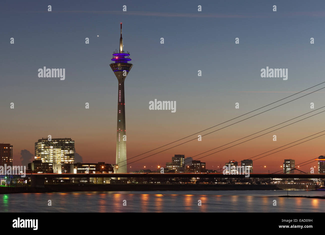 Skyline con torre Rheinturm e 'Stadttor' alto edificio al crepuscolo, Düsseldorf, Renania settentrionale-Vestfalia, Germania Foto Stock