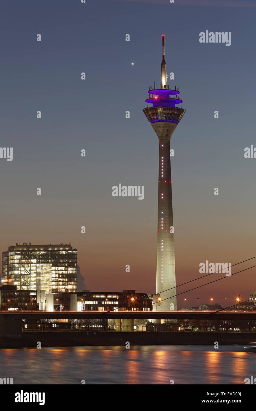 Torre Rheinturm e 'Stadttor' alto edificio al crepuscolo, Düsseldorf, Renania settentrionale-Vestfalia, Germania Foto Stock