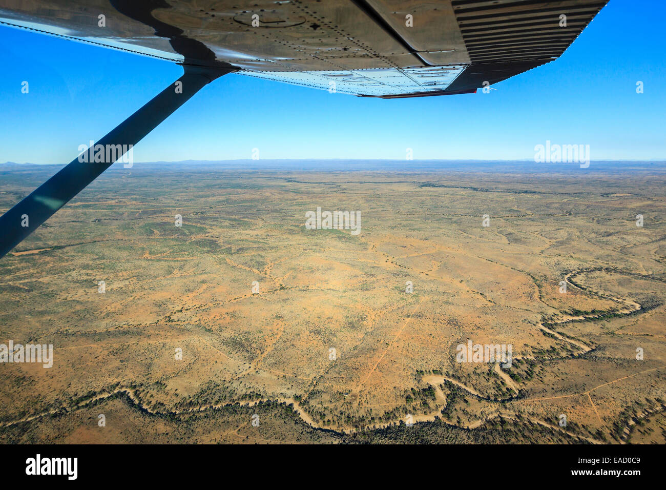 Vista da un piccolo aereo sull'asciutto alveo del fiume Oanob, Khomas Hochland, Namibia Foto Stock