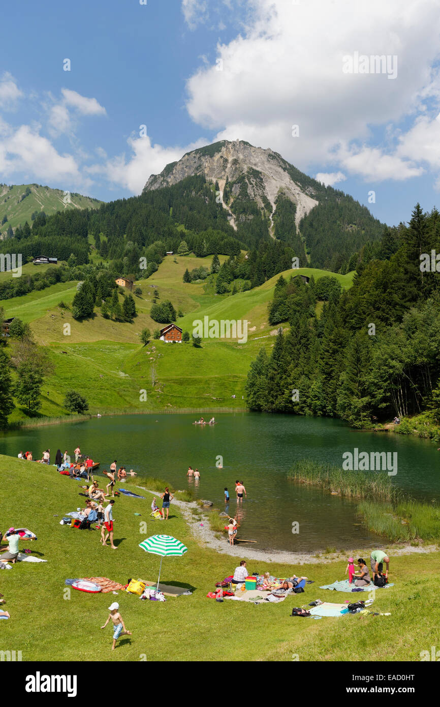 Lago Seewaldsee vicino a Fontanella, di fronte Blasenka montagna, Großes Walsertal Riserva della Biosfera, Vorarlberg, Austria Foto Stock