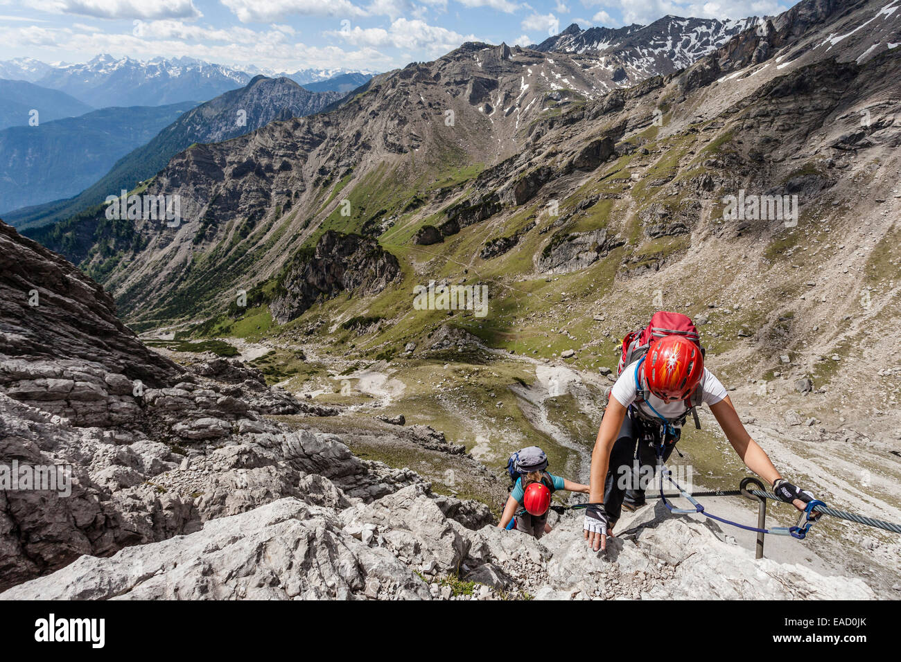 Gli alpinisti al Imst via ferrata durante la salita del Mt Maldenkopf nelle Alpi Lechtal, sul retro Mt Vorderes Alpjoch Foto Stock