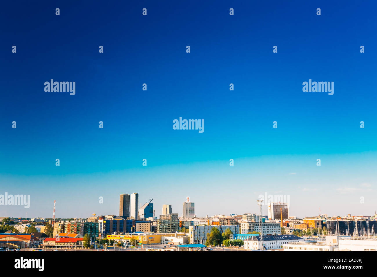 TALLINN, Estonia - 26 luglio 2014: Skyline di Tallinn, blu cielo chiaro all'alba, e l'Estonia. Vista dal mare del Golfo di Finlandia Foto Stock