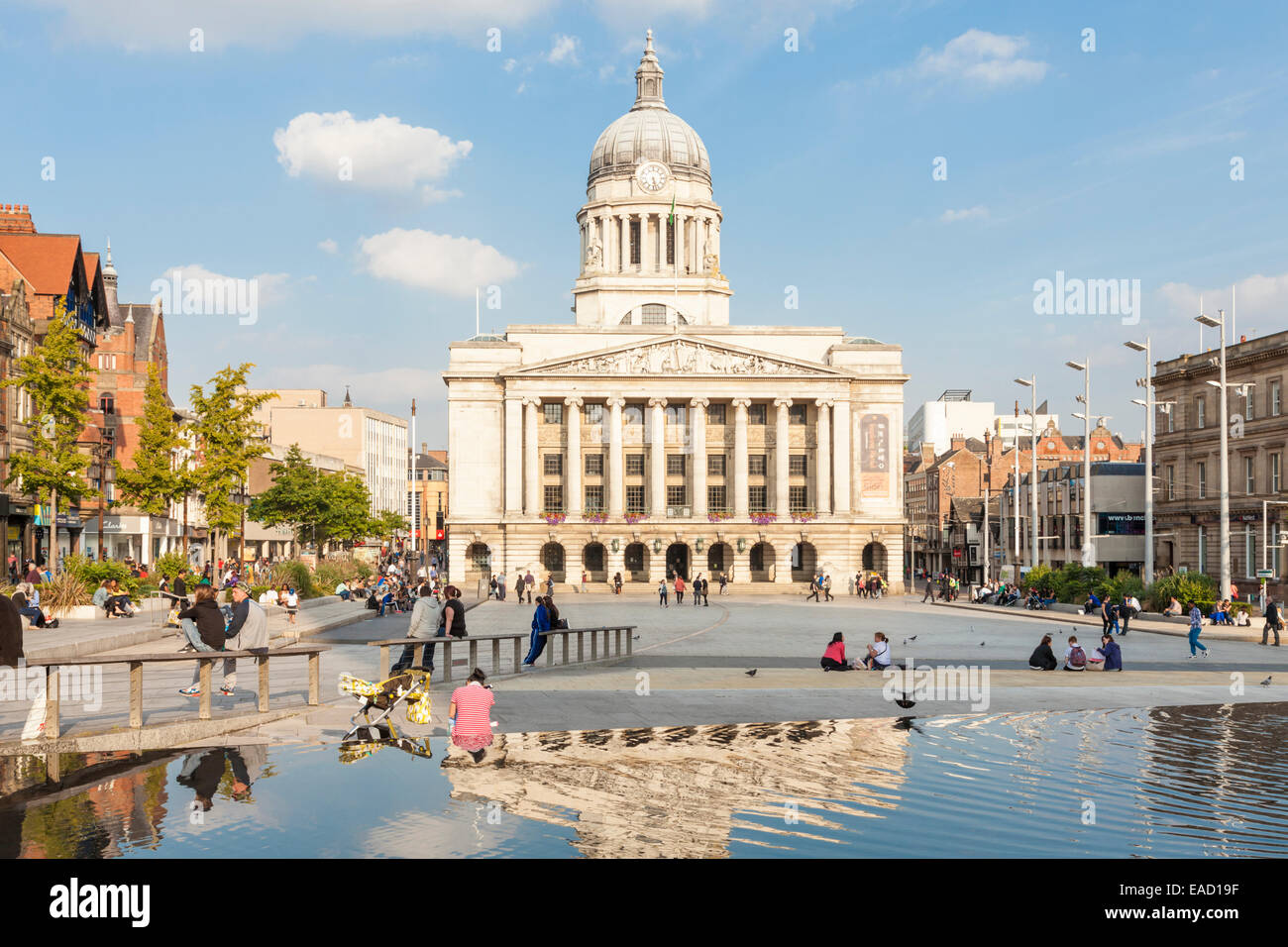 Nottingham City Centre, l'autunno. Per coloro che godono di buone condizioni atmosferiche nella vecchia piazza del mercato con il Consiglio casa in distanza, Nottingham, Inghilterra, Regno Unito Foto Stock