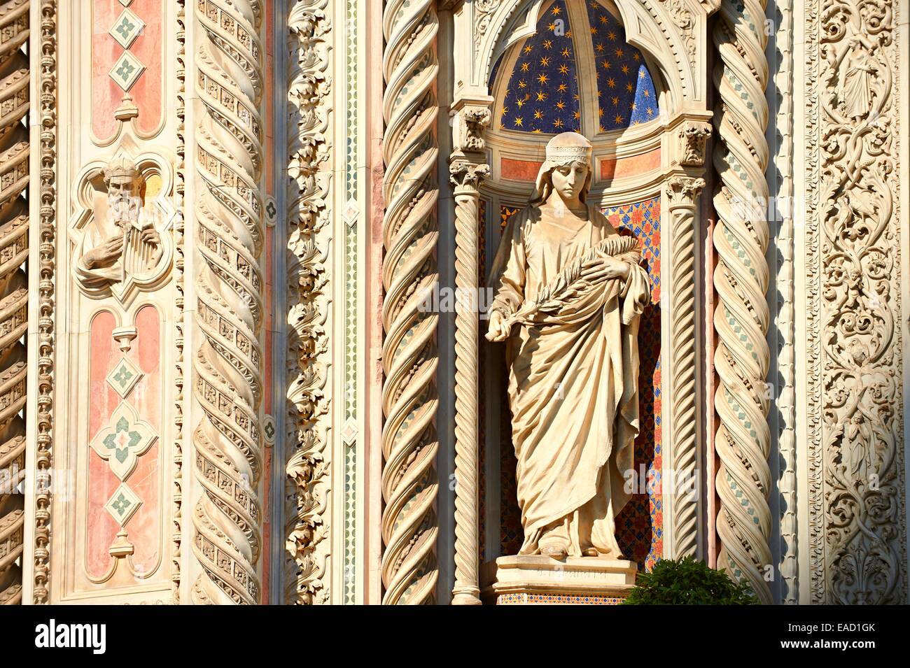 Statua di Santa Reparata sulla facciata del duomo di Firenze, Cattedrale di Santa Maria del Fiore, Firenze, Toscana, Italia Foto Stock