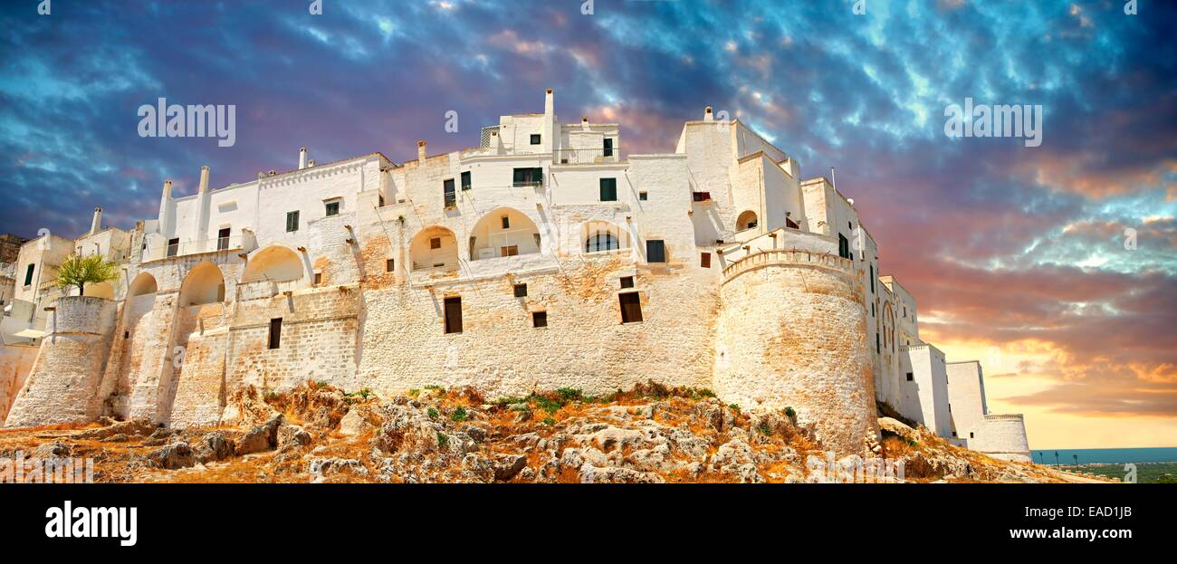 La fortificata medievale città sulla collina di Ostuni, "La Città Bianca", "la città bianca", Ostuni, Puglia, Italia Foto Stock