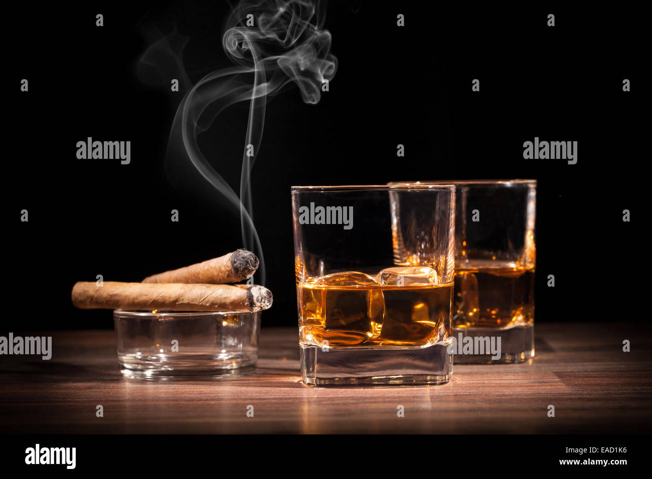 Bevande di whiskey con fumatori di sigari sul tavolo di legno Foto Stock
