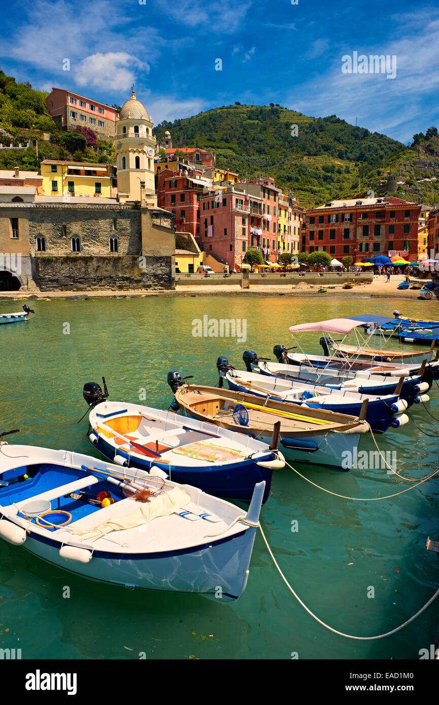 Barche nel porto di pesca di Manarola, Manarola, Cinque Terre Liguria,  Italia Foto stock - Alamy