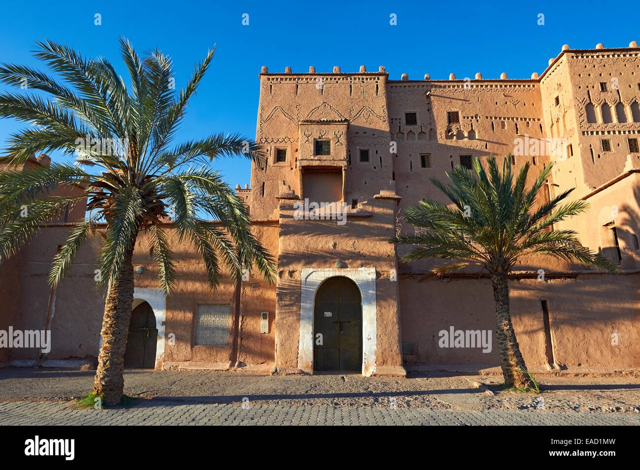 Mattone di fango kasbah Taourirt, Sito Patrimonio Mondiale dell'UNESCO, Ouarzazate, provincia di Ouarzazate, Marocco Foto Stock