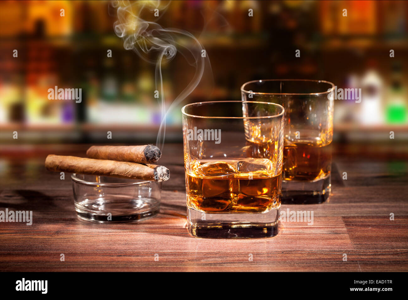 Whiskey drink con il fumo di sigaro sul tavolo di legno Foto Stock