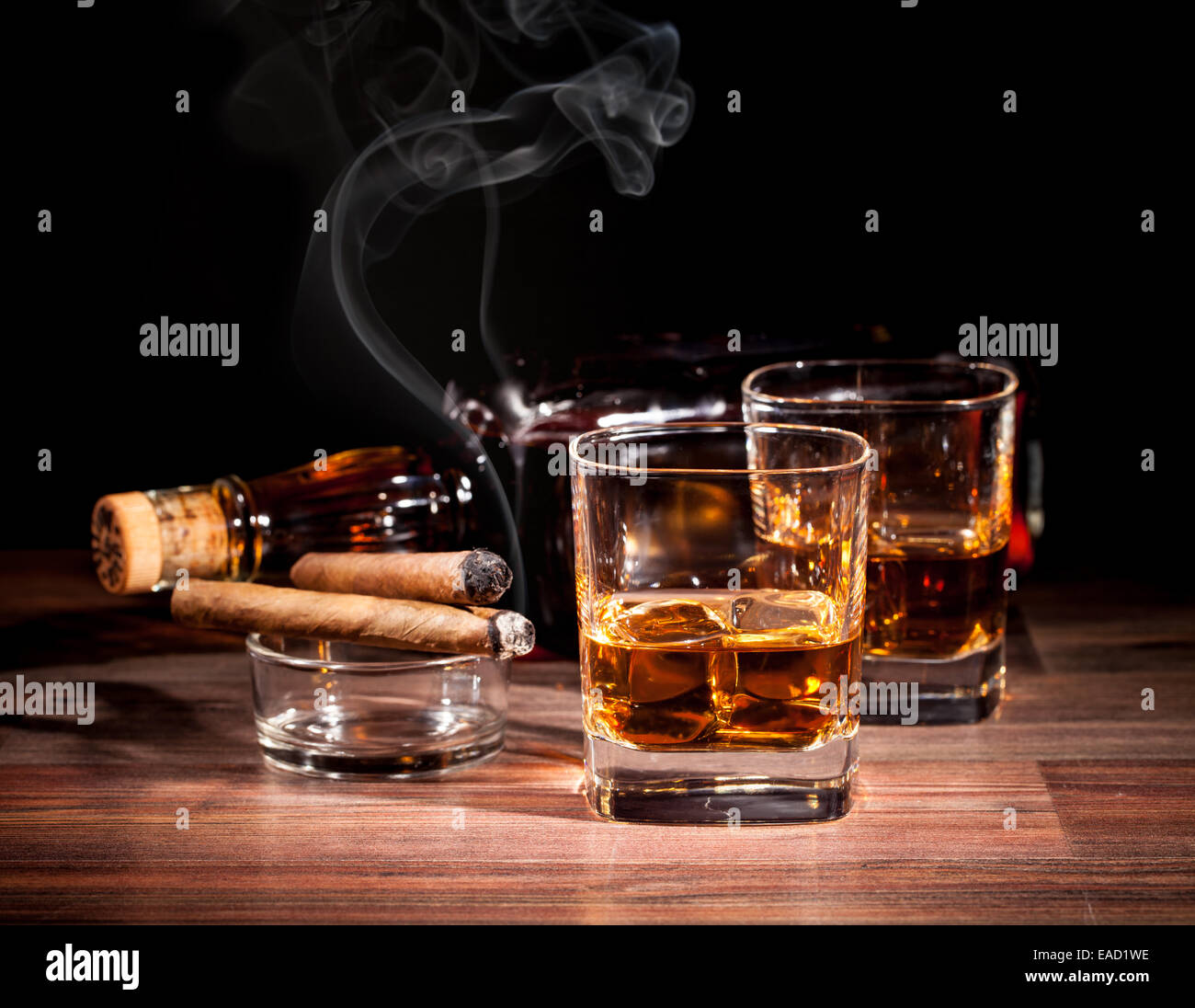 Whiskey drink con il fumo di sigaro sul tavolo di legno Foto Stock