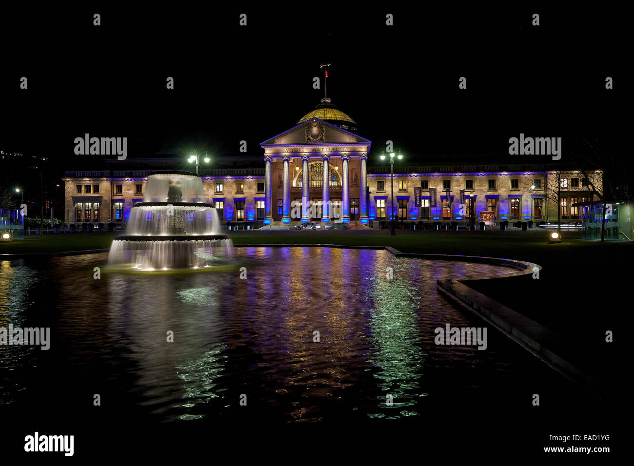 Kurhaus spa edificio, illuminate per la DMSB Gala dei campioni, Wiesbaden, Hesse, Germania Foto Stock