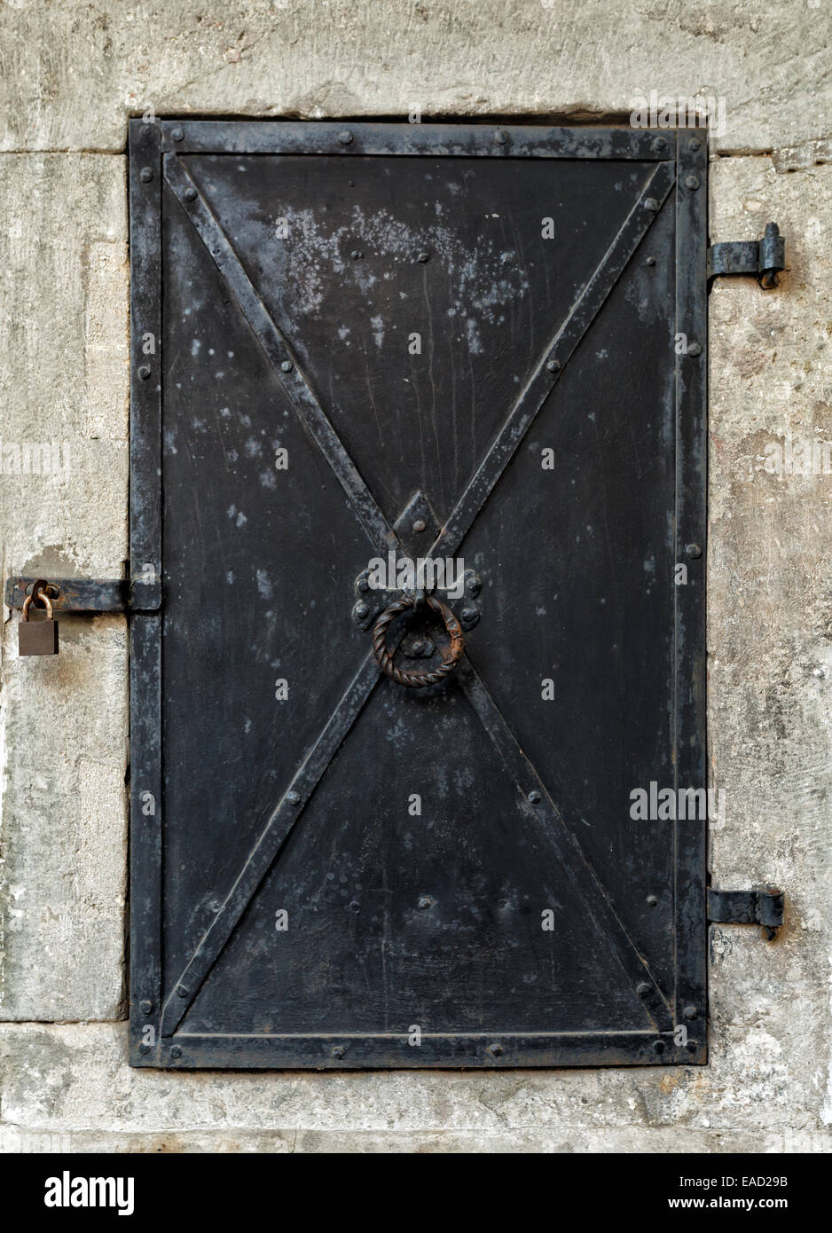 Vecchio nero porta di metallo. Foto Stock