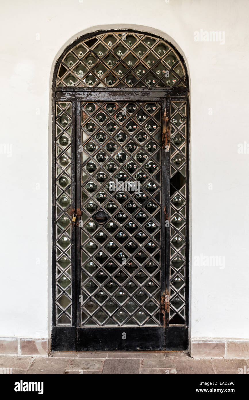 Vecchio nero porta di metallo. Foto Stock