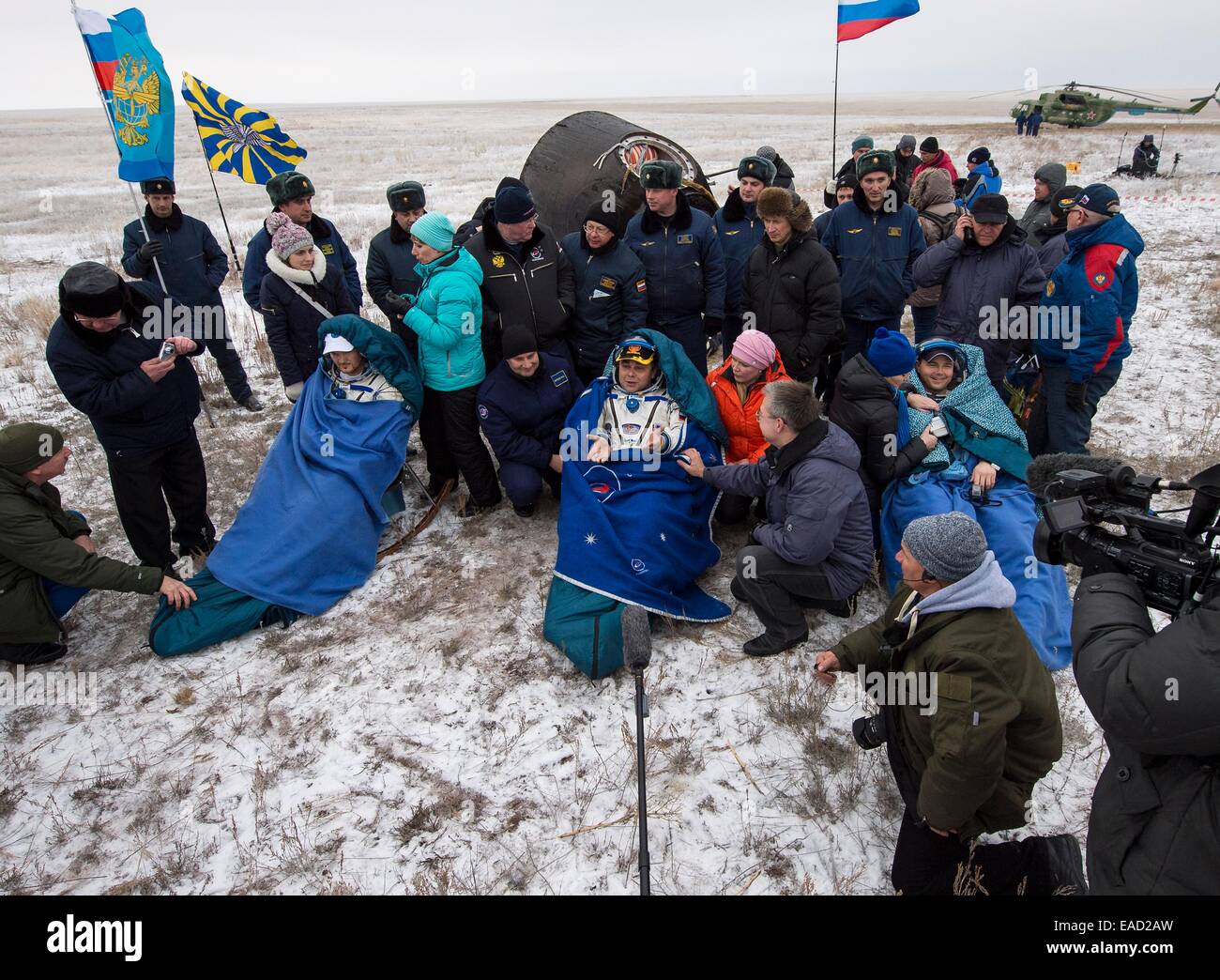 ISS Expedition 41 equipaggio Alexander Gerst dell'Agenzia spaziale europea, sinistra, Comandante Max Suraev di l'agenzia Spaziale Federale Russa, Centro e astronauta della NASA Reid Wiseman, seduti su sedie al di fuori della Soyuz TMA-13M capsula a pochi minuti dopo aver atterrato in una zona remota 10 novembre 2014 nei pressi di Arkalyk in Kazakhstan. Suraev, Wiseman e Gerst è tornato a terra dopo più di cinque mesi a bordo della Stazione spaziale internazionale dove sono serviti come membri della spedizione 40 e 41 equipaggi. Foto Stock