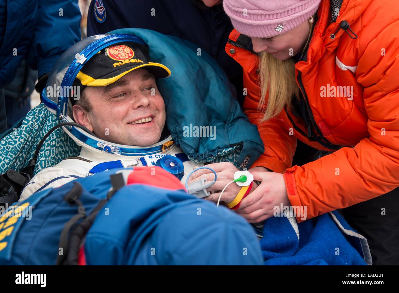 ISS Expedition 41 comandante Max Suraev di l'agenzia spaziale federale russa, si siede su una sedia al di fuori della Soyuz TMA-13M capsula a pochi minuti dopo aver atterrato in una zona remota 10 novembre 2014 nei pressi di Arkalyk in Kazakhstan. Suraev, Wiseman e Gerst è tornato a terra dopo più di cinque mesi a bordo della Stazione spaziale internazionale dove sono serviti come membri della spedizione 40 e 41 equipaggi. Foto Stock