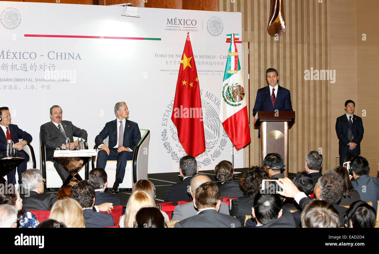 (141112) -- Shanghai, nov. 12, 2014 (Xinhua) -- Il Presidente messicano Enrique Peña Nieto (2a R, indietro) parla durante un seminario China-Mexico per gli imprenditori tenutasi a Shanghai in Cina orientale, nov. 12, 2014. Enrique Peña Nieto è su una visita di Stato in Cina. (Xinhua/Fang Zhe) (wyl) Foto Stock