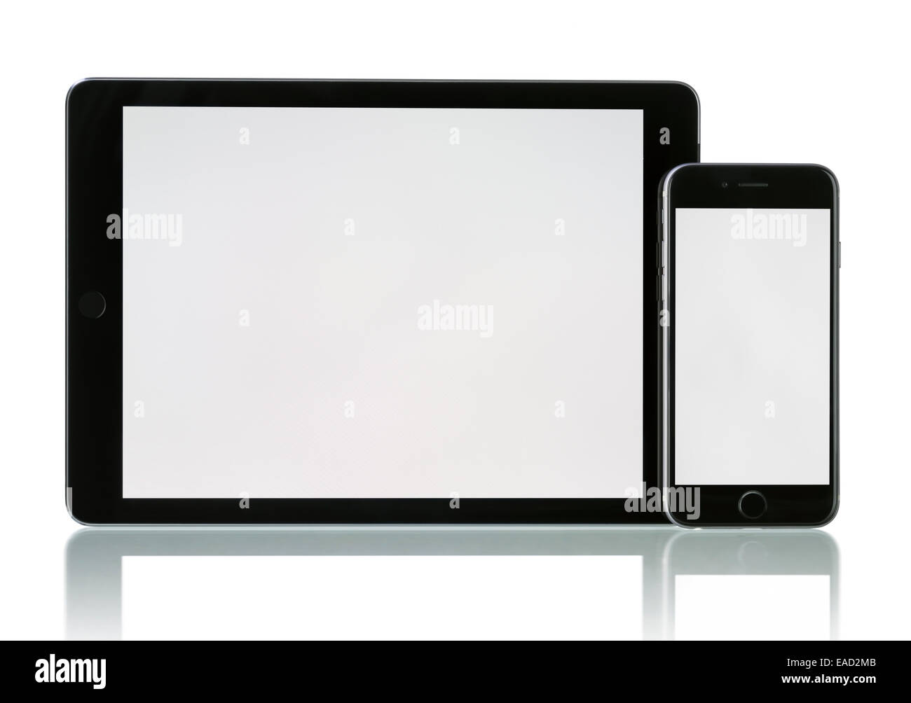 Apple grigio spazio iPhone 6 e aria di iPad 2 Wifi + cellulari con schermo vuoto. Foto Stock