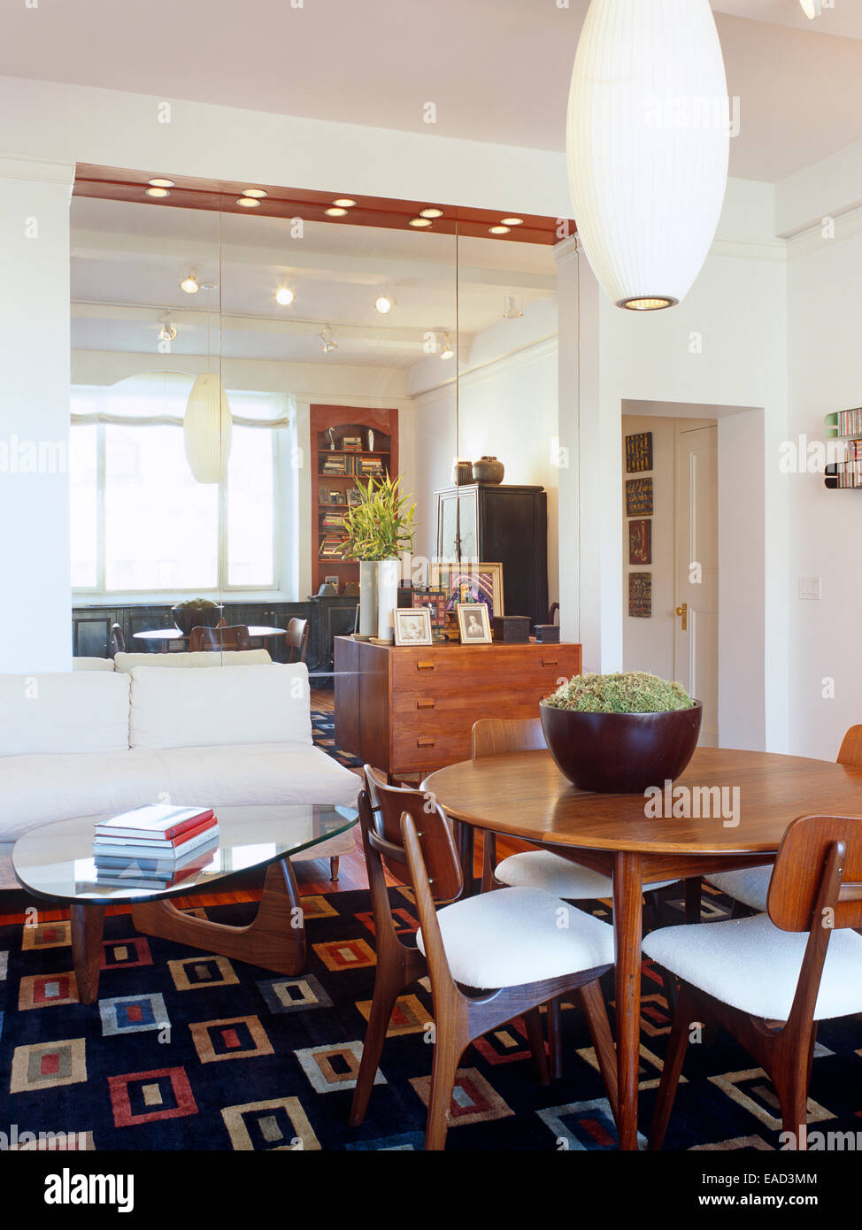 Home interior design stile decor metà secolo tavolo specchiante tappeto da pranzo moderno lampadario sedia soggiorno Foto Stock