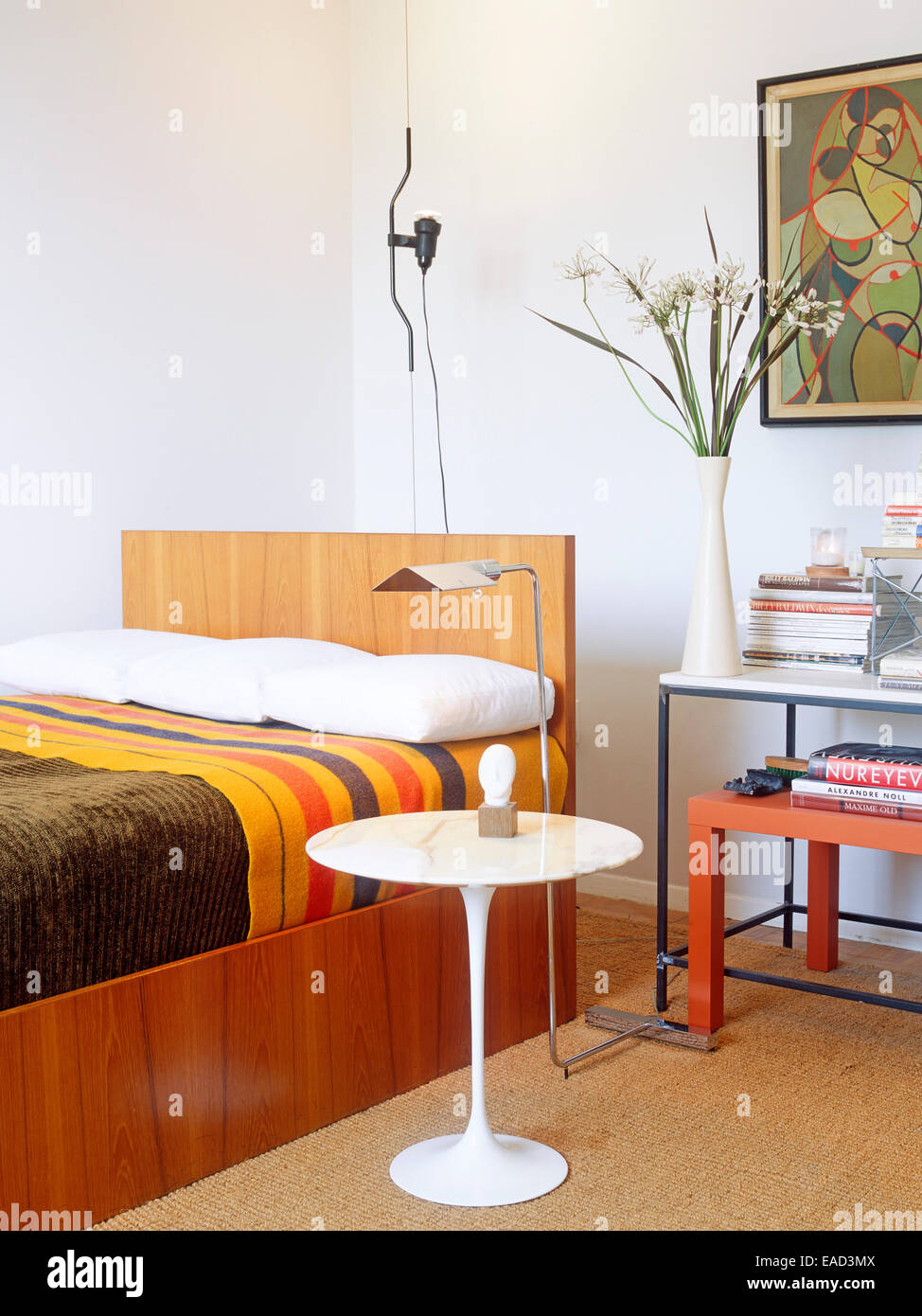 Camera da letto con letto moderno ed Eero Saarinen tavolo laterale Foto Stock