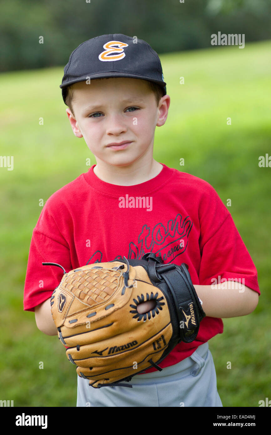Little Boy vestito ina baseball uniforme con un Guanto baseball pronto per la riproduzione Foto Stock