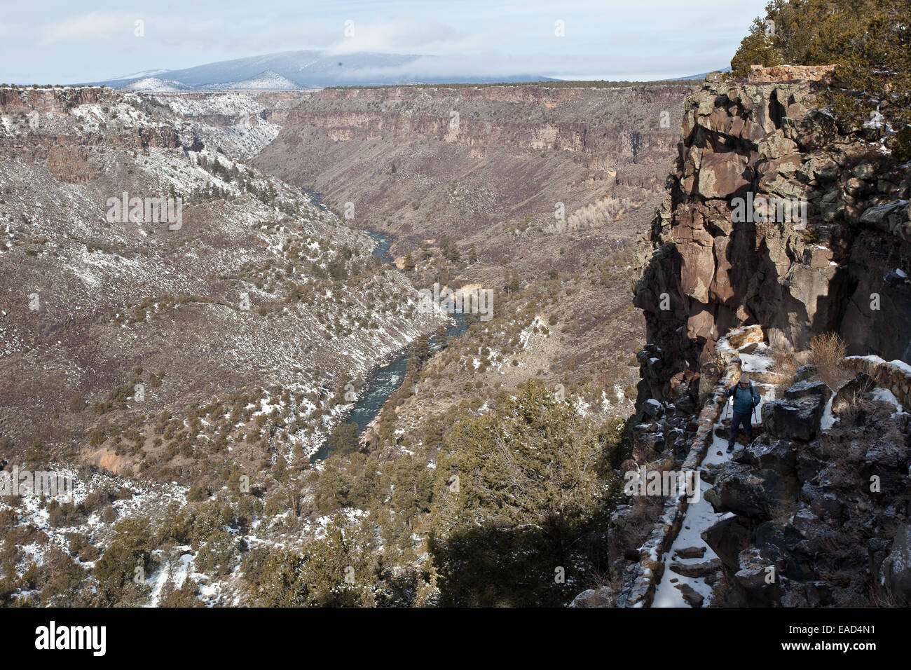 Una vista panoramica della Wild Rivers Recreation area nel New Mexico, che mette in risalto il fiume Rio grande e la natura selvaggia circostante delle Trinity Alps, note per la sua bellezza naturale e l'importanza ecologica. Foto Stock