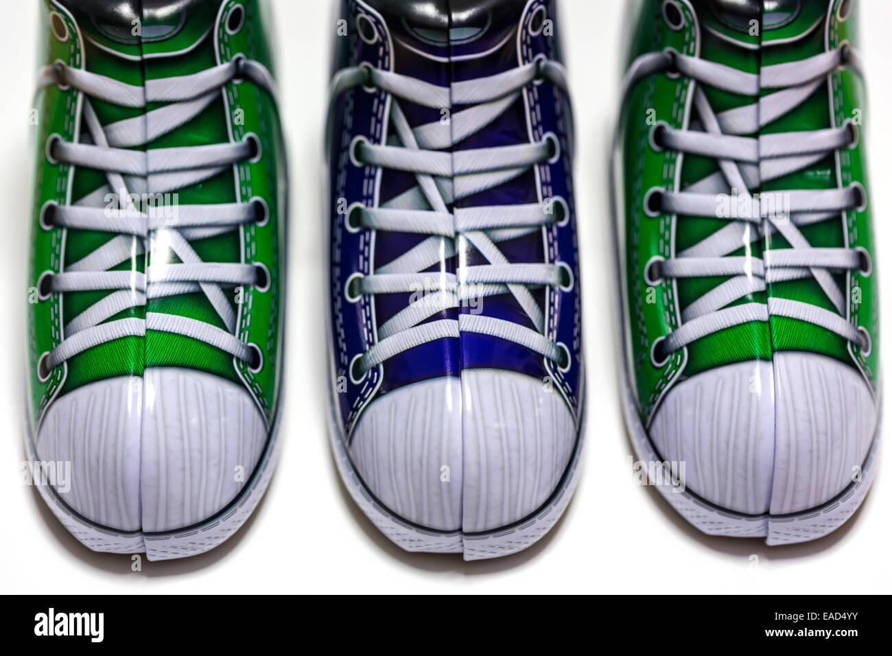 Il verde e il blu caramella dolce teglie a forma di scarpe trainer Foto Stock