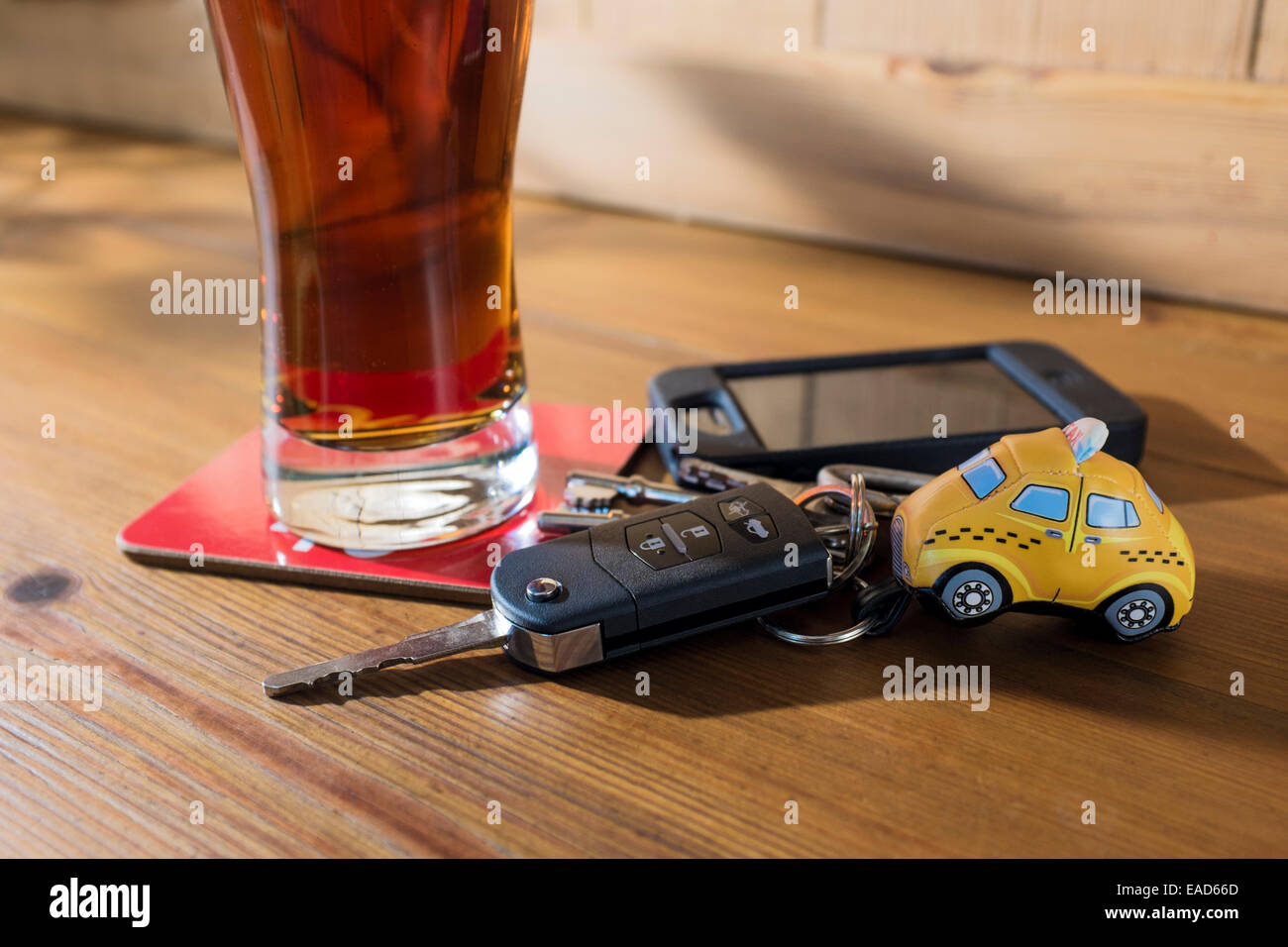 Le chiavi dell'auto, la pinta di birra e un telefono cellulare. Foto Stock