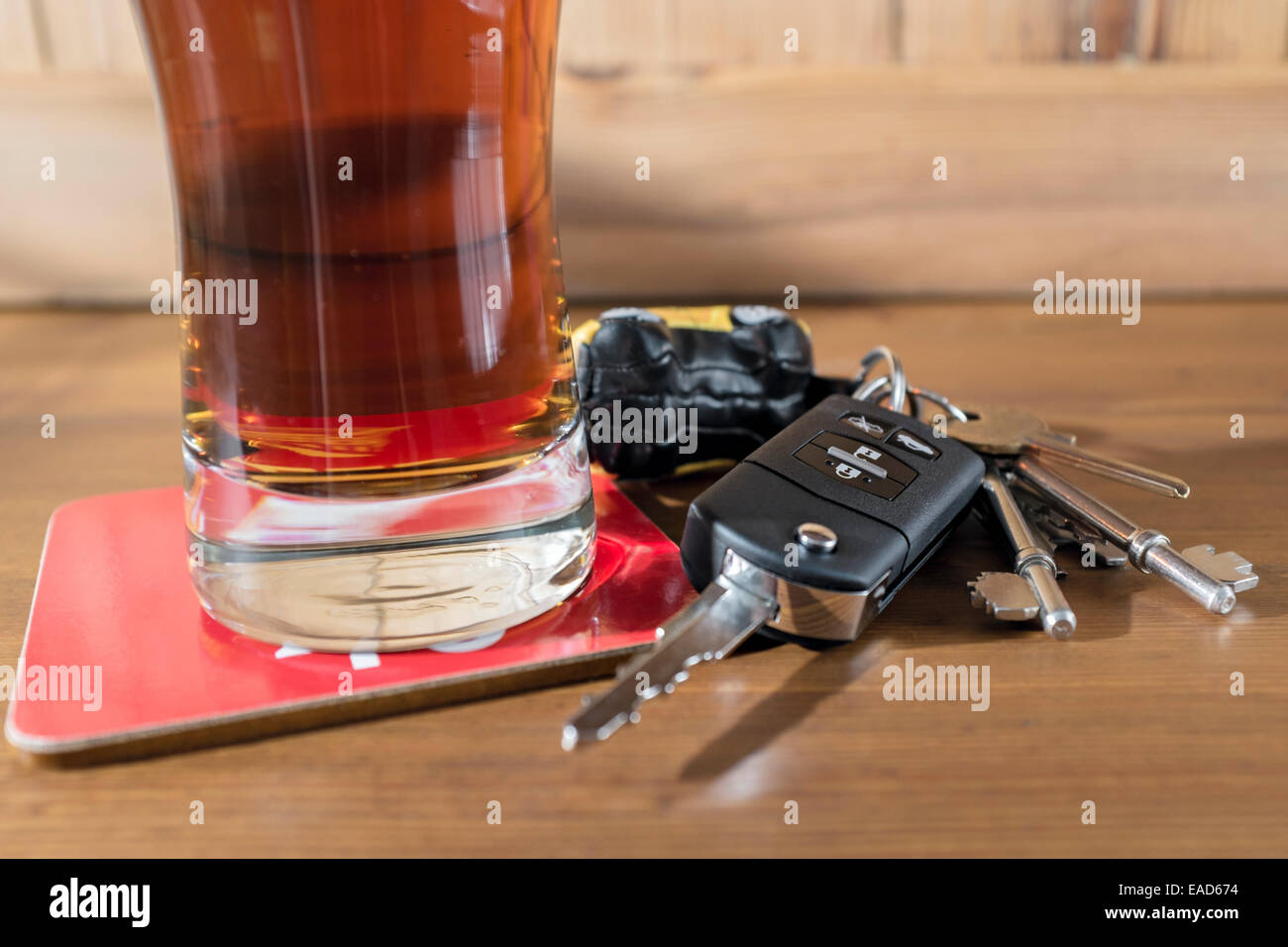 Le chiavi dell'auto e una pinta di birra. Foto Stock