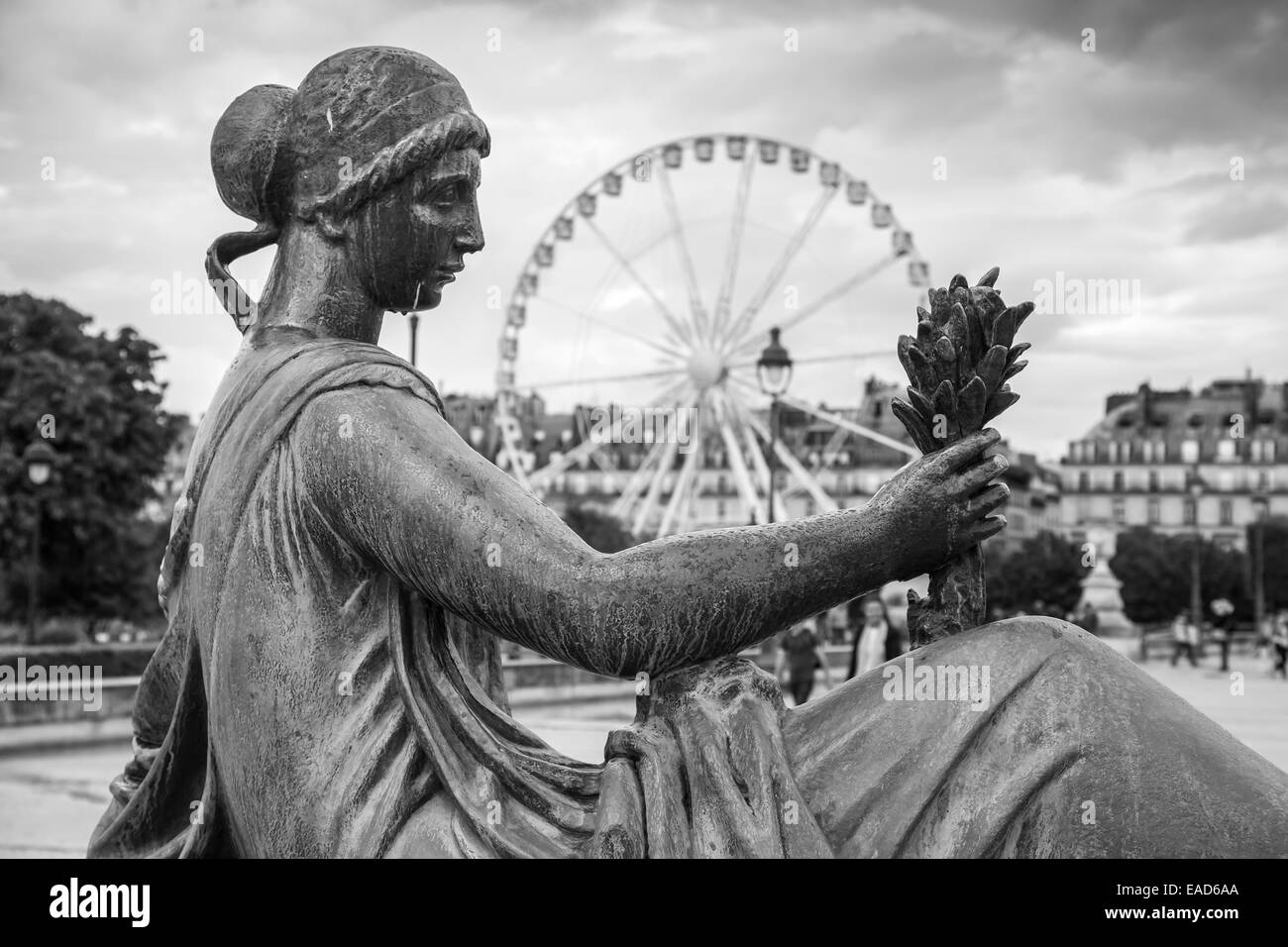 Parigi, Francia - 7 Agosto 2014: Maillol Aristide, bronzo donna la scultura e la ruota panoramica nel parco delle Tuileries Foto Stock