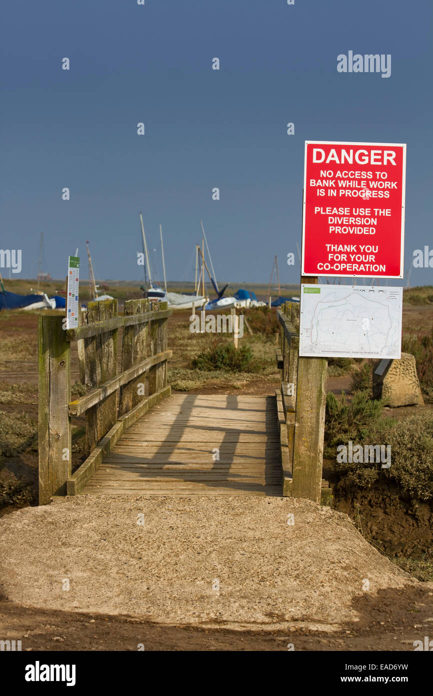 Il Footbridge con segno, Blakeney Harbour, Norfolk, Regno Unito§ Foto Stock