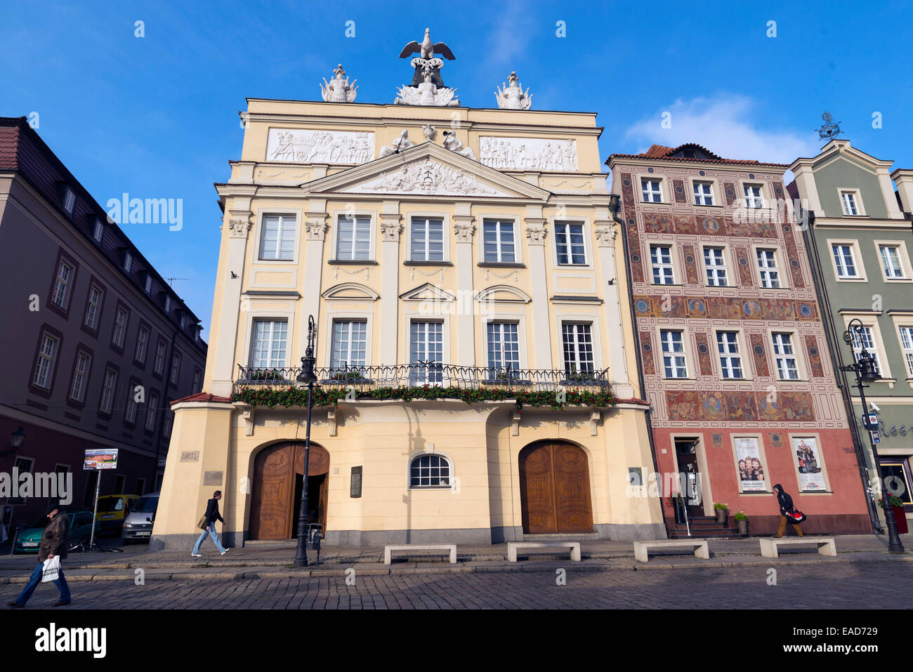 POZNAN, POLAN - OTTOBRE 24​​, 2014: casa decorata con un pellicano. L'edificio sorge al numero 78 sulla piazza del mercato vecchio 'S Foto Stock