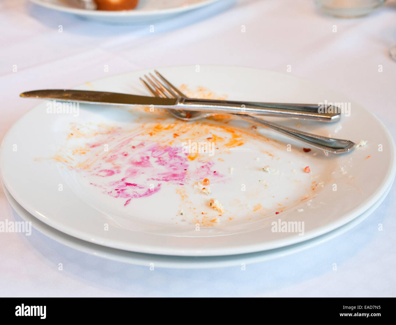 Vivacemente colorato piatto finito dopo il pasto Foto Stock