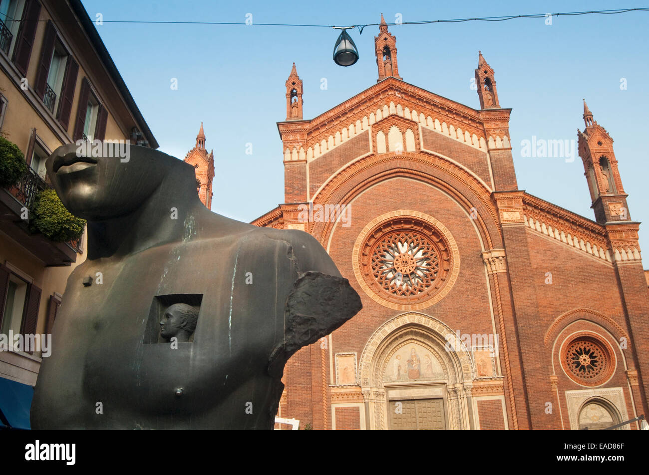 L'Italia, Lombardia, Milano, Chiesa di Santa Maria del Carmine, scultura dalla moderna scolpita Igor Mitoraj Foto Stock