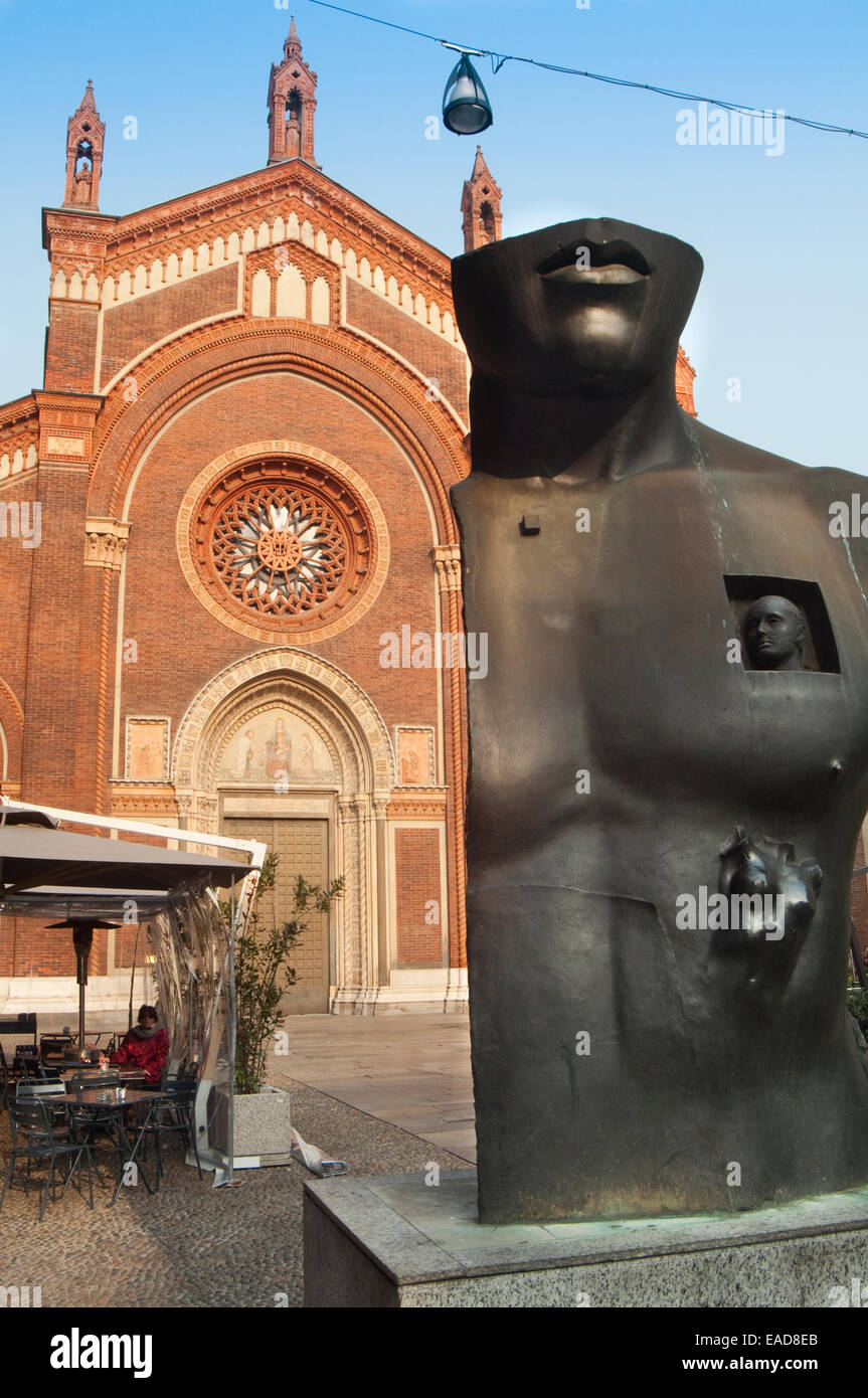 L'Italia, Lombardia, Milano, Chiesa di Santa Maria del Carmine, scultura dalla moderna scolpita Igor Mitoraj Foto Stock