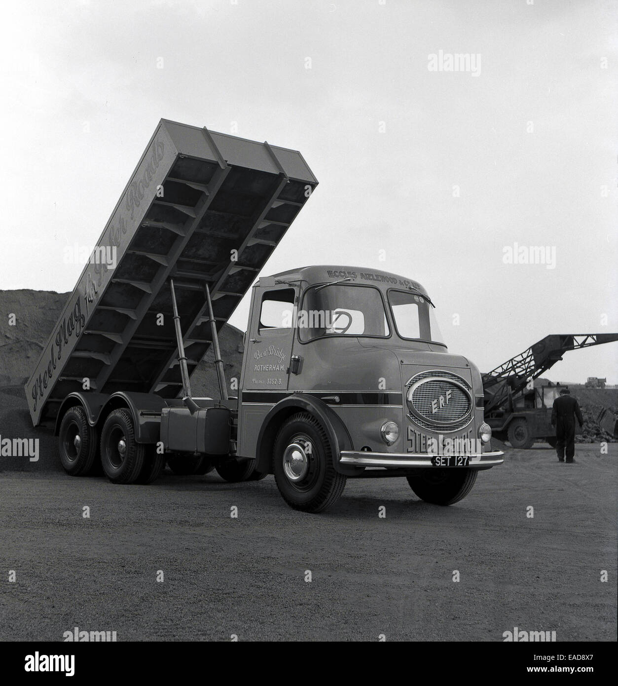 ERF (camion) azienda Foto-storiche-anni-cinquanta-una-scoria-di-acciaio-carrello-scarico-presso-un-cantiere-o-deposito-ead8x7