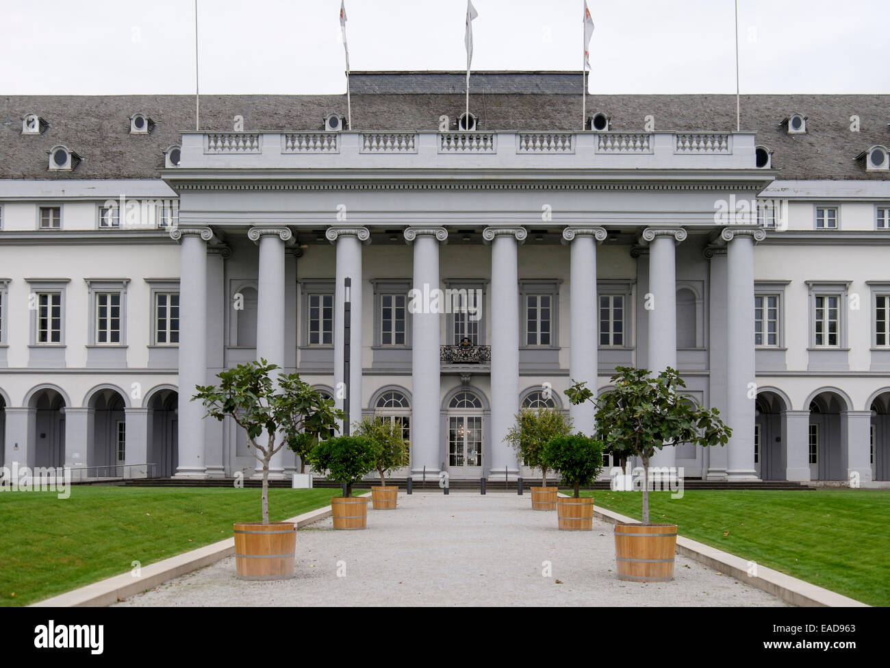 Viale di ingresso che conduce al XVIII secolo Kurfurstliches Schloss o Palazzo elettorale a Koblenz, Renania-Palatinato, Germania, Europa Foto Stock