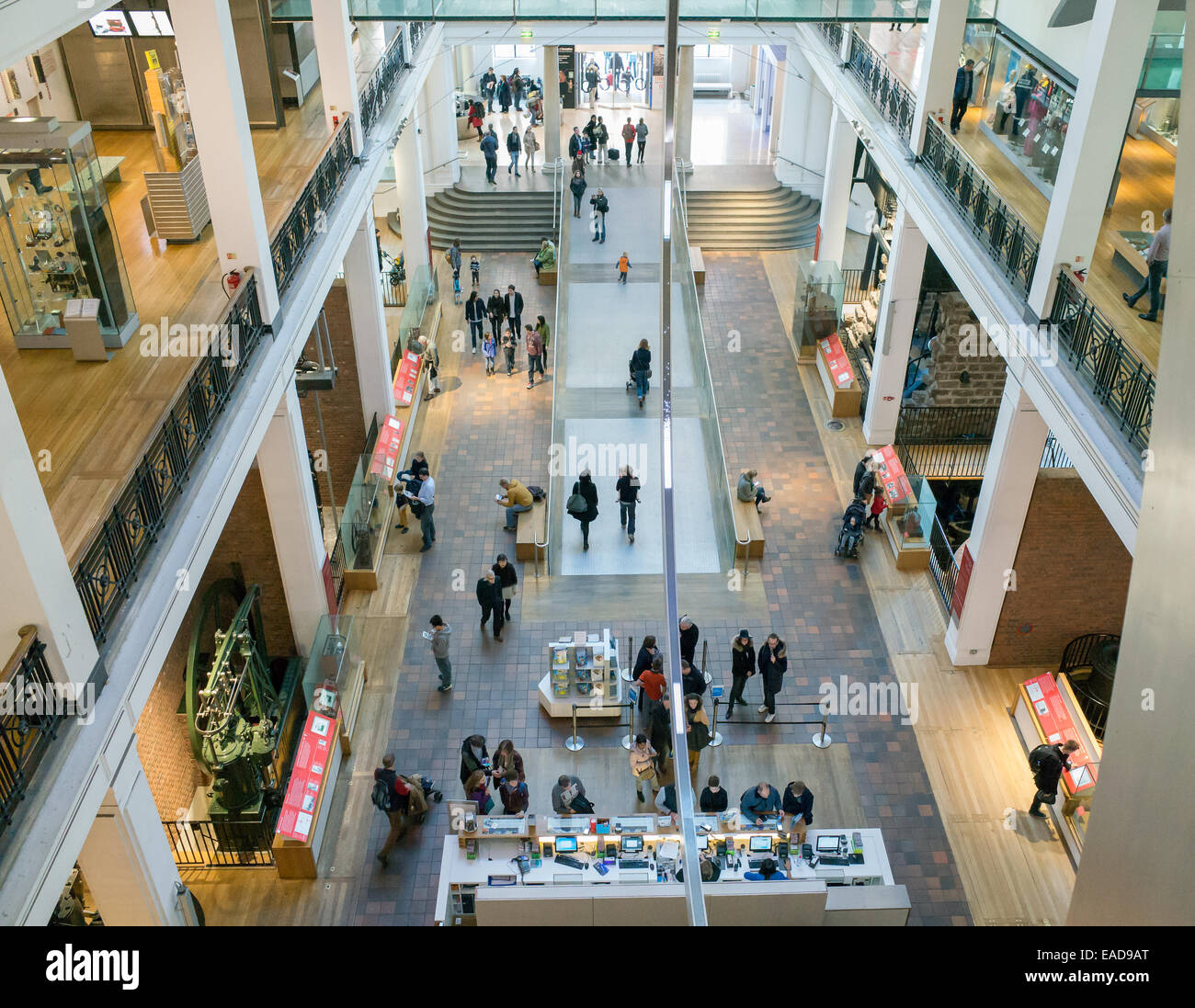 Interno del Museo della Scienza di Londra, come si vede dal terzo piano. Foto Stock