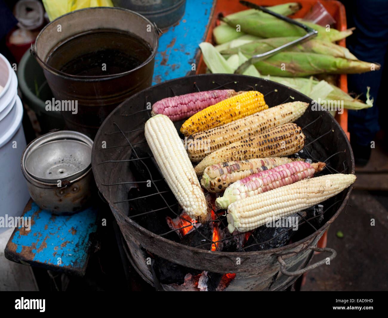 Mais colorato Grigliare sul grill nel mercato del villaggio messicano Foto Stock