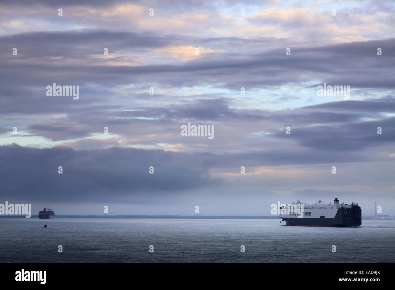 Hoegh Autoliners auto nave da trasporto heads up il Solent a Southampton all'alba Foto Stock