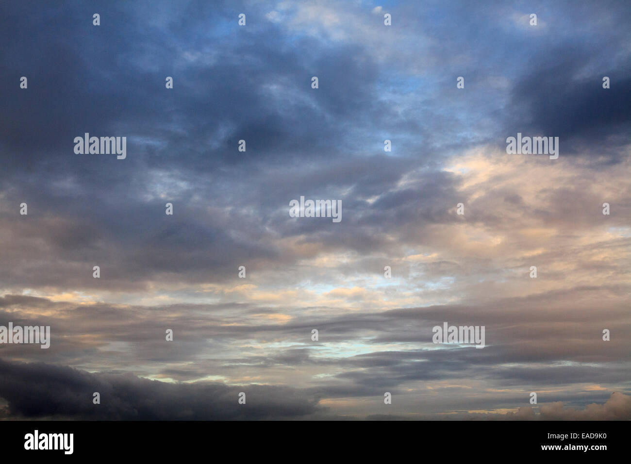 La mattina presto il cielo di nuvole illuminate dal sole morbido Foto Stock