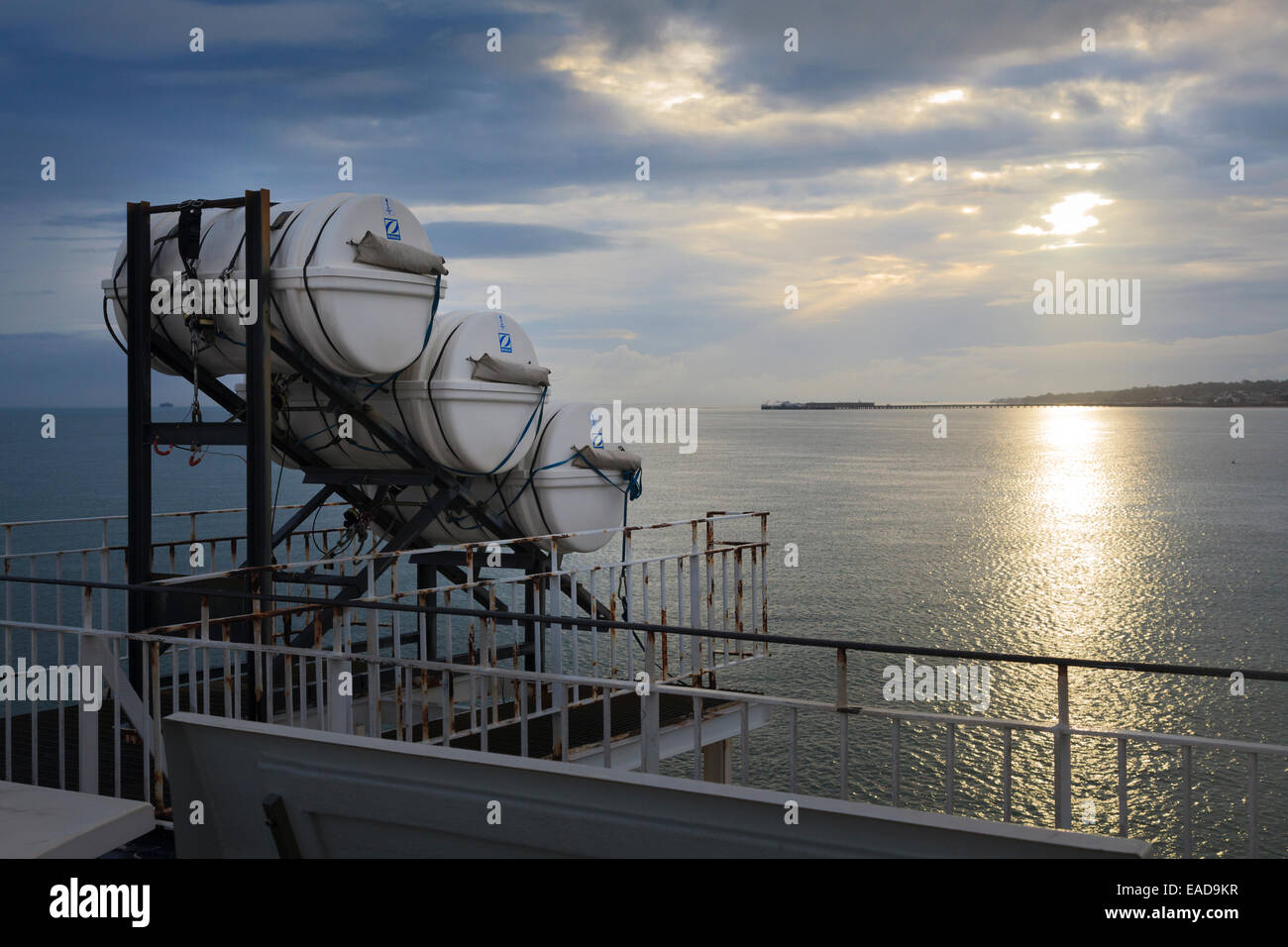 Zodiac distribuzione Della Zattera di salvataggio scorrere sul traghetto per auto Foto Stock