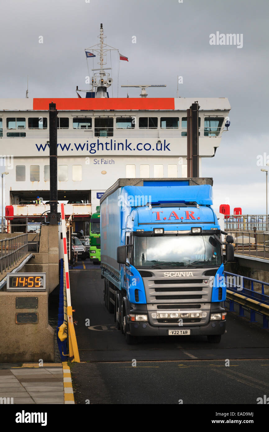 I carrelli lasciando un Wightlink traghetto per auto su rampa di accesso Foto Stock