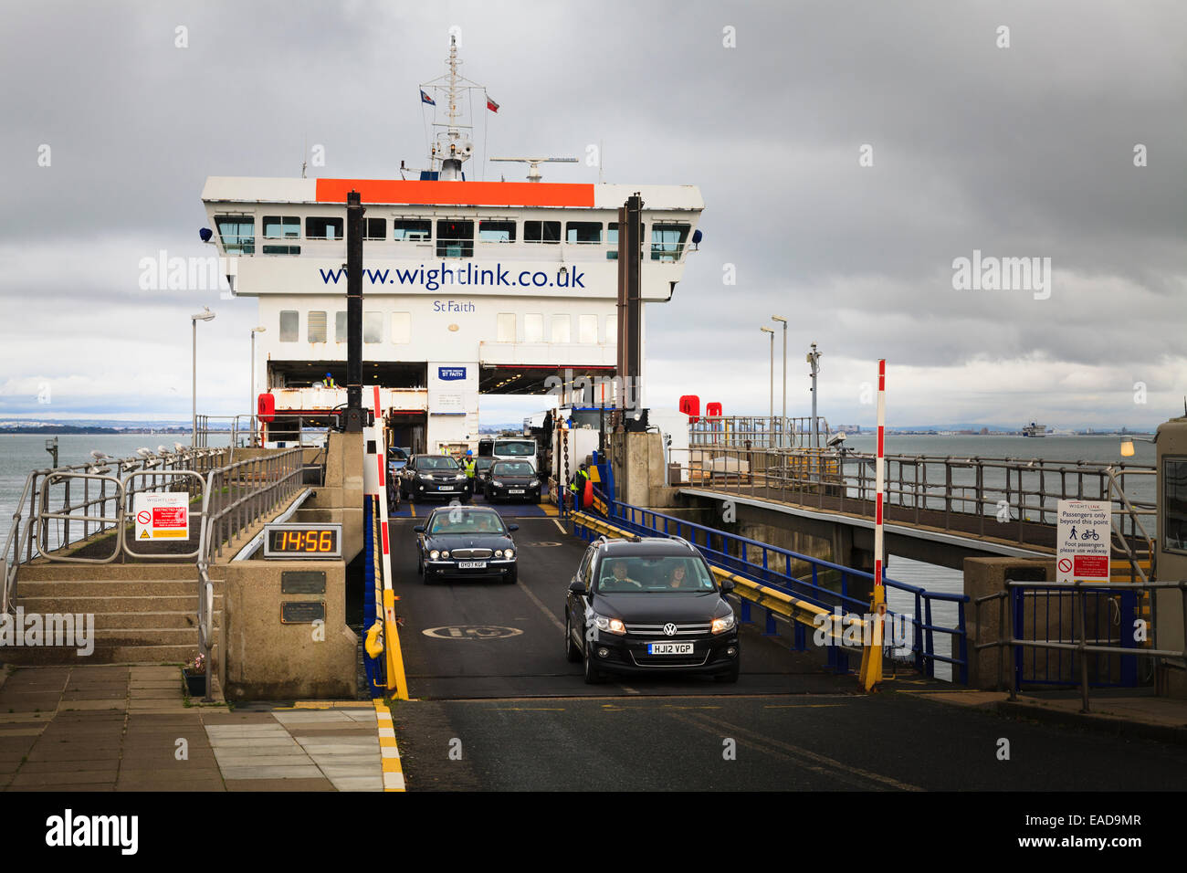 Auto lasciando un Wightlink traghetto per auto su rampa di accesso Foto Stock