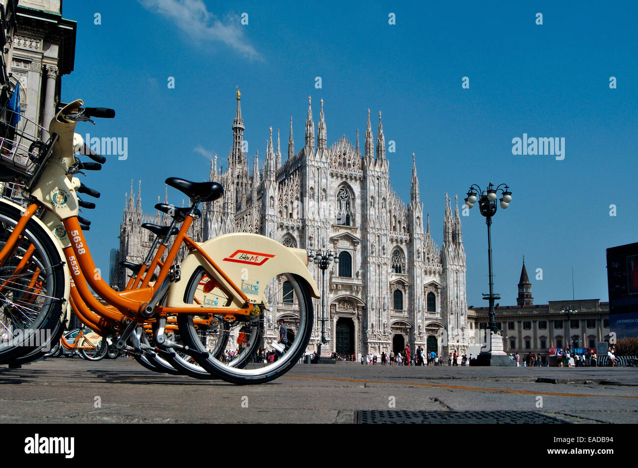 L'Italia, Lombardia, Milano, Piazza Duomo, bike sharing, Parcheggio stazione di noleggio di biciclette Foto Stock
