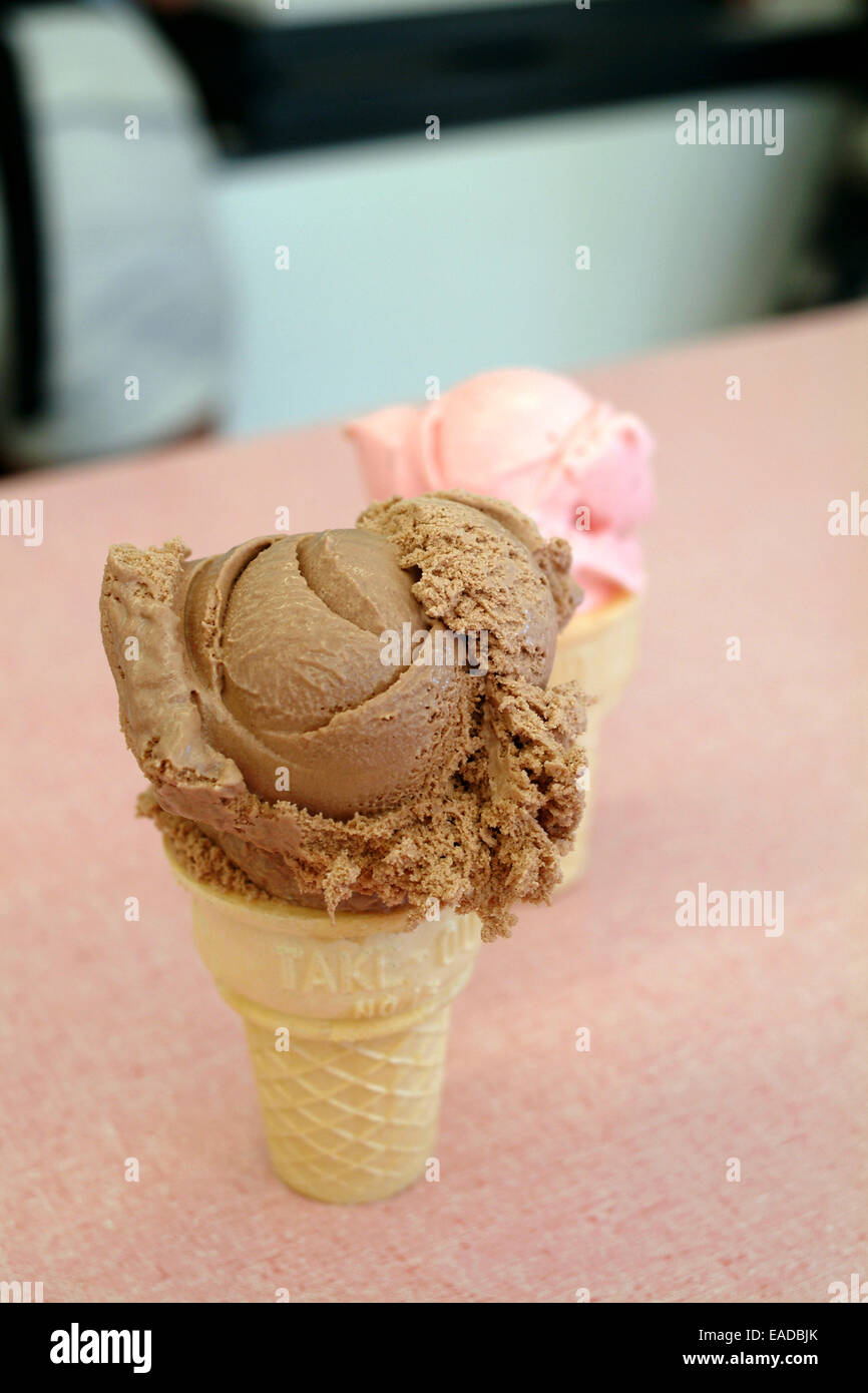 Cioccolato e gelato alla fragola in coni Foto Stock