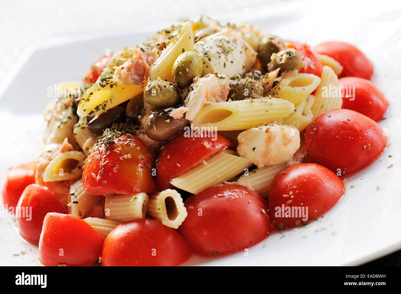 Insalata di pasta con pomodoro, mozzarella e oliva sulla piastra Foto Stock