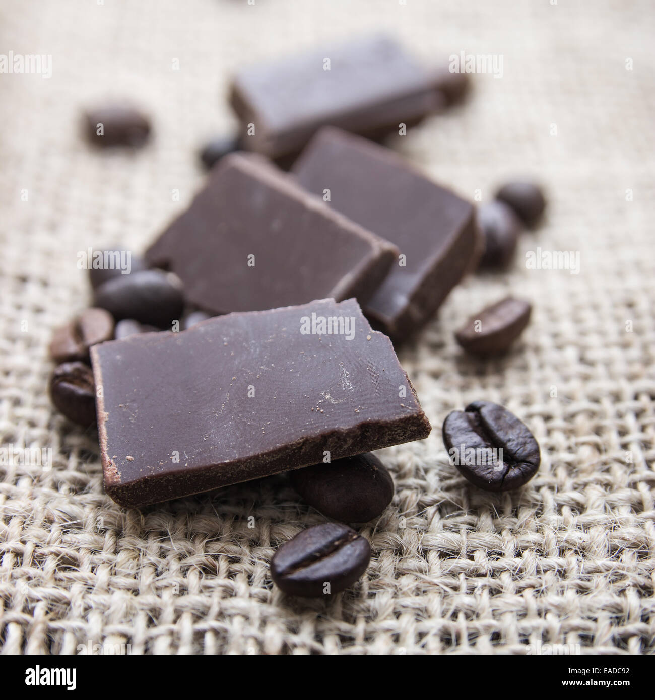 Close up di cioccolato e chicchi di caffè, shallow dof Foto Stock