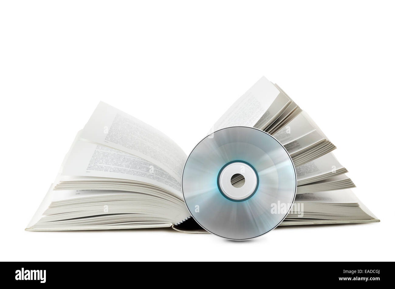 Libro aperto con disco compatto su sfondo bianco Foto Stock